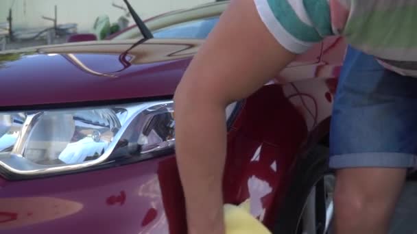 Jeune homme caucasien laver sa voiture sur le libre-service de lavage de voiture. Lavage de voiture . — Video