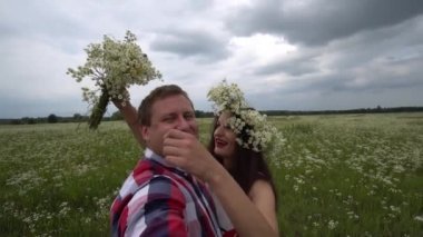 Romantik mutlu çift doğada telefonla fotoğraf çekiyor..