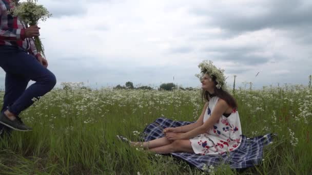 Portrét, usmívající se pár čeká dítě relaxační v parku — Stock video