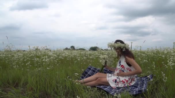 Retrato sonriente pareja esperando un bebé relajándose en un parque — Vídeo de stock