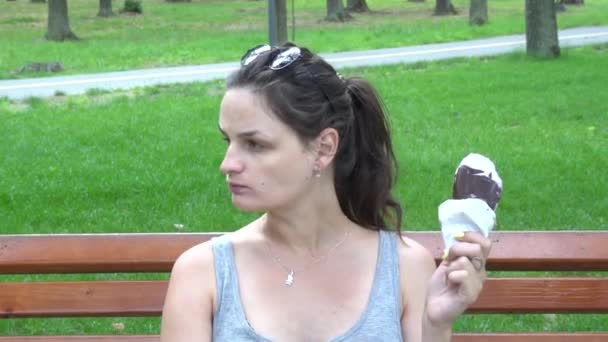 Feliz jovem bonito mulher comer sorvete de frutas frescas — Vídeo de Stock