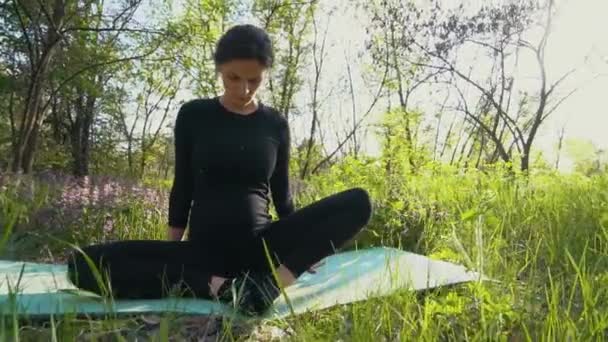 年轻怀孕妇女做瑜伽外面. — 图库视频影像