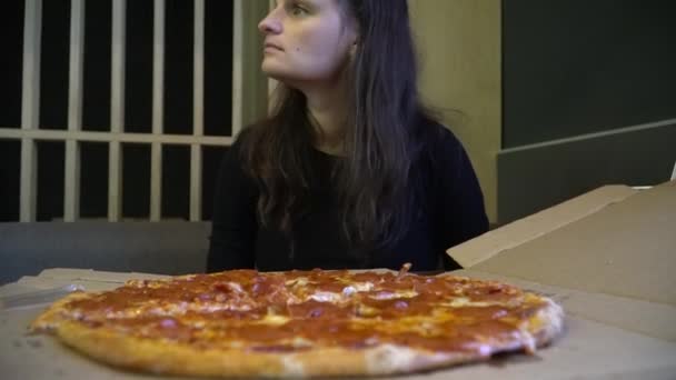 Roztomilá žena těší pizza, posezení v kavárně. — Stock video