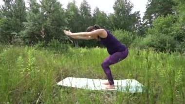 Genç hamile kadın dışında yoga yaparken.