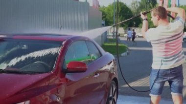 Self-servis arabası araba yıkama yıkama beyaz delikanlı. Araç yıkama.