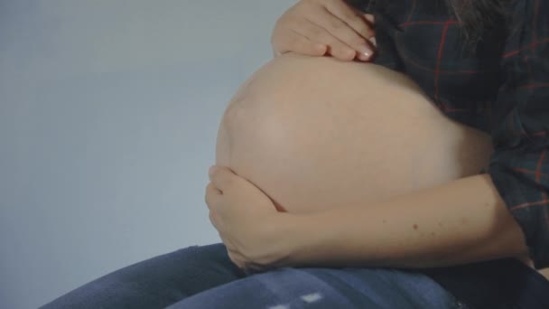 Zwanger vrouw strelen haar buik. — Stockvideo