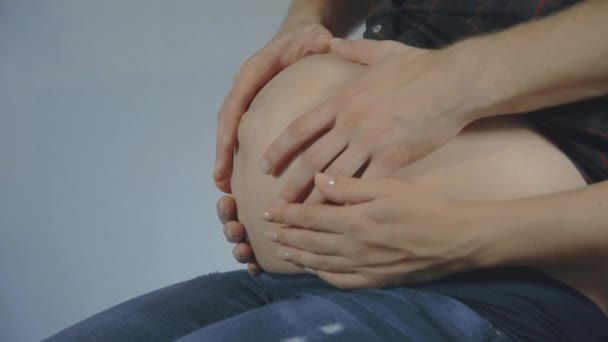 Mamma Och Pappa Har Hand Gravid Mage Gravida Par Smeker — Stockvideo