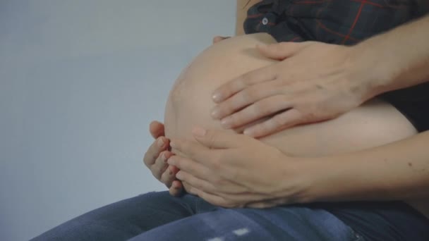 Mamma och pappa händer på gravida mage. Gravida par smekande gravid mage. — Stockvideo