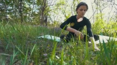 Genç hamile kadın dışında yoga yaparken.