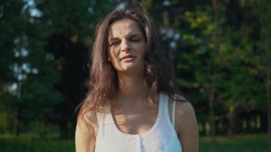 Genç kadın kulaklarını kapatıyor.