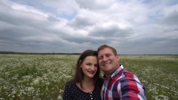 Romantisch gelukkig paar in liefde het nemen van foto 's op de telefoon in de natuur. — Stockvideo