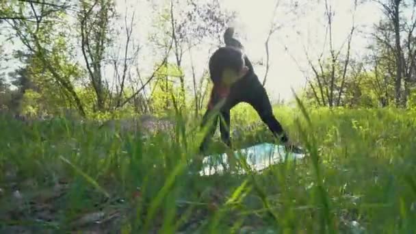 Joven embarazada haciendo yoga fuera . — Vídeo de stock