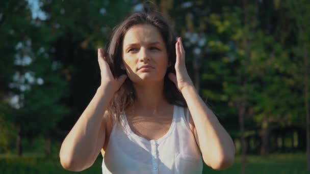 Genç kadın kulaklarını kapatıyor. — Stok video