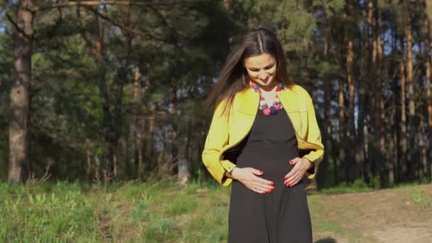 Femme touchant son ventre enceinte — Video