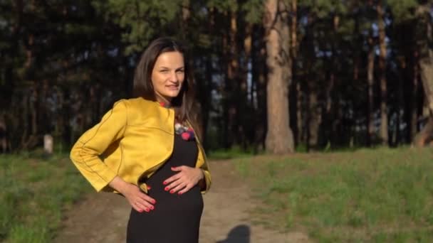 젊은 활성 임신한 여자 춤. — 비디오