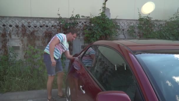 Jovem caucasiano lavando seu carro no auto-serviço de lavagem de carros. Lavagem de carro . — Vídeo de Stock