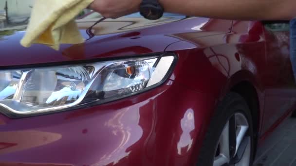 Young caucasian man washing his car on the car wash self-service. Car washing. — Stock Video