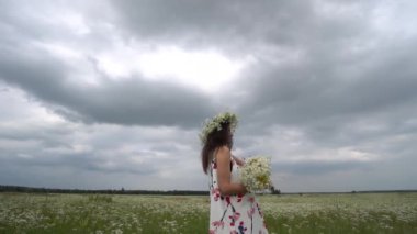 Hamile kadın papatya çiçekler Buket.