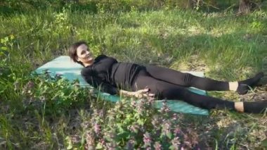 Genç hamile kadın dışında yoga yaparken.