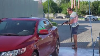 Self-servis arabası araba yıkama yıkama beyaz delikanlı. Araç yıkama.