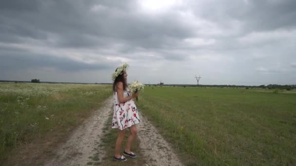 Zwangere vrouw met kamille bloemen boeket. — Stockvideo