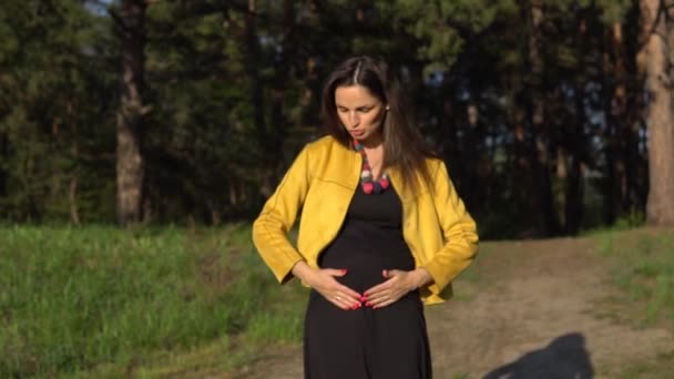 Ung aktiv gravid kvinna dans. — Stockvideo