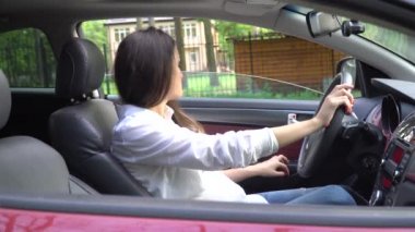 Şarkı ve araba sürüş uzun saçlı kadın.