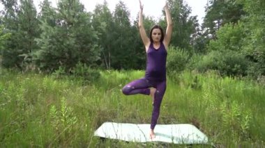 Genç hamile kadın dışında yoga yaparken.