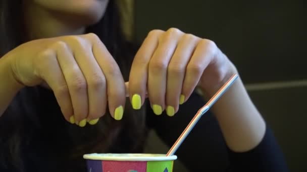 Dívka vyvolává cukru v šálku kávy. Ženské ruce šálek americano. — Stock video