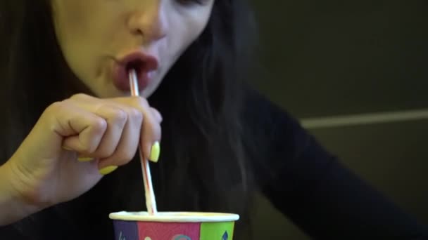 Joven mujer caucásica disfrutando del café con la paja . — Vídeos de Stock