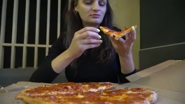 Niedliche Frau genießt Pizza sitzen im Café. — Stockvideo