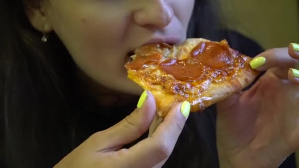 Linda mujer disfrutando de la pizza sentado en la cafetería . — Vídeo de stock