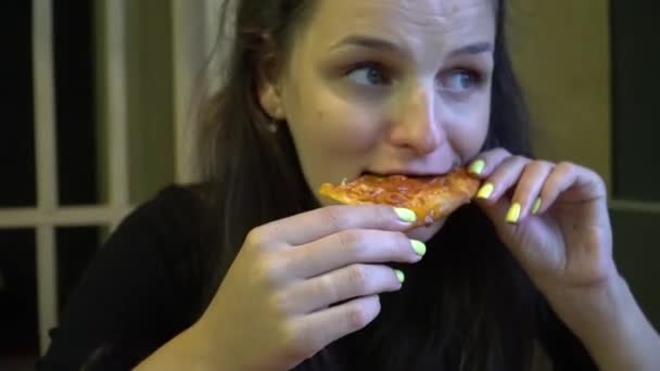 Femme mignonne appréciant la pizza assis dans le café . — Video