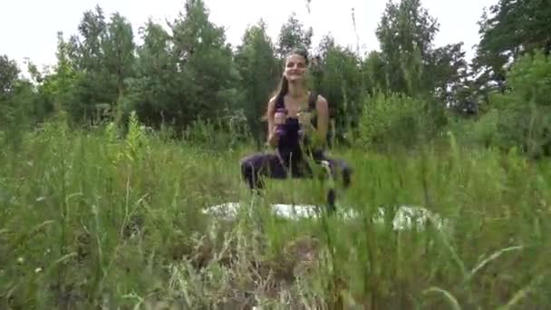 Krásná těhotná žena dělá sport v letním parku. — Stock video