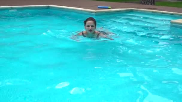 Woman swimming across the pool. — Stock Video