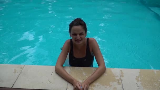 かわいい女性がプールで水を楽しんでいます — ストック動画