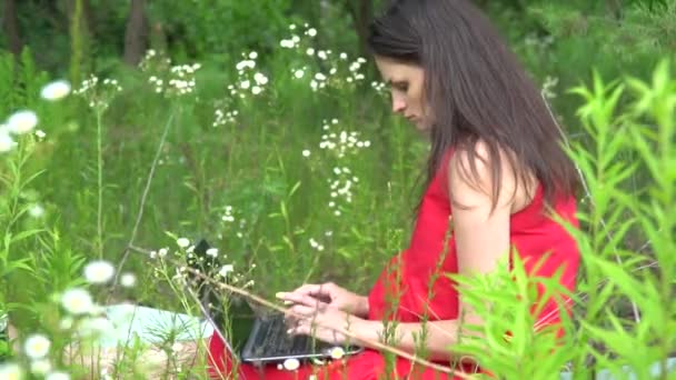 年轻时髦的女人打字键盘。女孩使用笔记本电脑外. — 图库视频影像