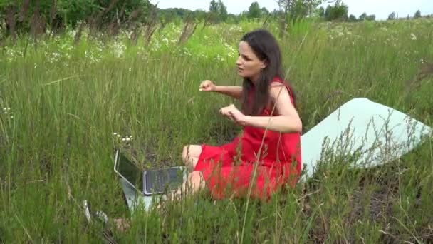 Young trendy woman typing keyboard. Girl using laptop outside. — Stock Video