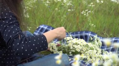 Papatya çelenk yapmak mutlu hamile kadın.