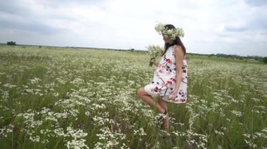 Hamile kadın malzeme çekme papatya çiçekler.