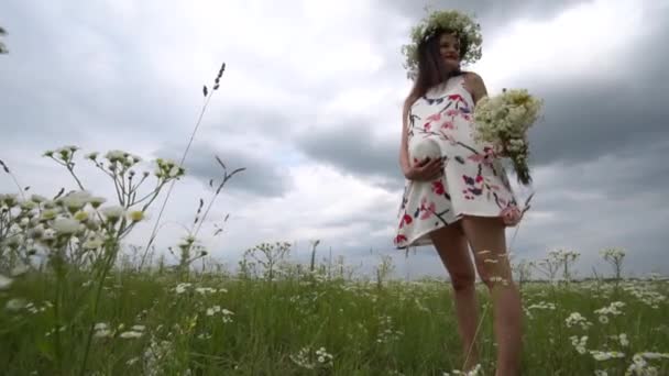 Gravid kvinna med bukett på kamomill blommor. — Stockvideo