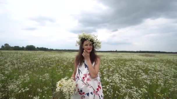 Terhes nő kitárolási Kamilla virág. — Stock videók