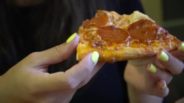 Sevimli kadının kafede oturan pizza.