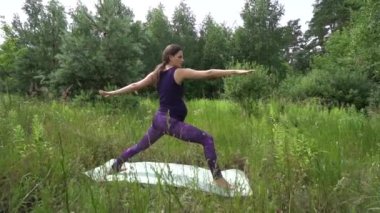 Genç hamile kadın dışında yoga yaparken.