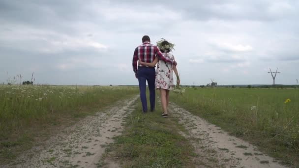 Zwangere paar wandelen samen houden handen. Man en vrouw hand in hand. — Stockvideo