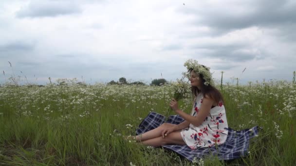 Ritratto coppia sorridente in attesa di un bambino rilassante in un parco — Video Stock