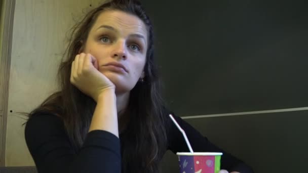 Fille Ennuyée Assise Table Dans Café Gros Plan — Video