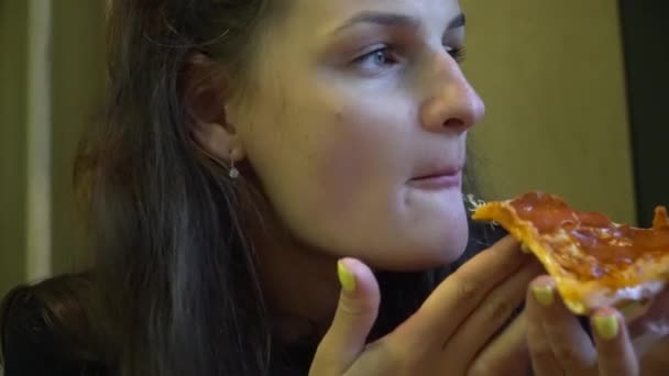 Linda mujer disfrutando de la pizza sentado en la cafetería . — Vídeos de Stock