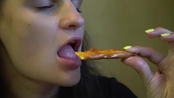 Linda mujer disfrutando de la pizza sentado en la cafetería . — Vídeo de stock