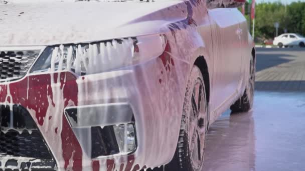 Coche cubierto de espuma . — Vídeos de Stock